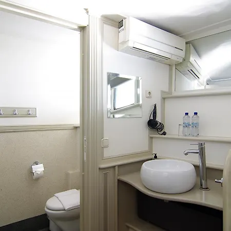 카피텐 안나 호텔 *