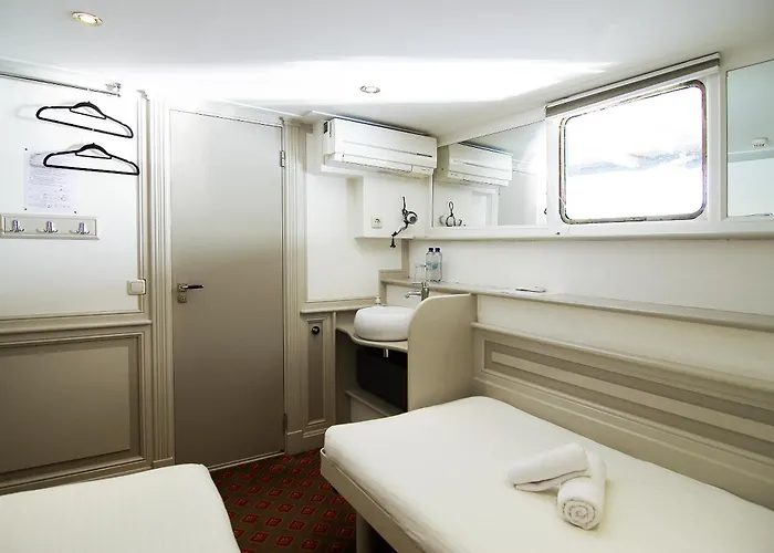 카피텐 안나 호텔 *