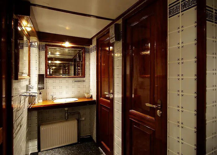 카피텐 안나 호텔 *