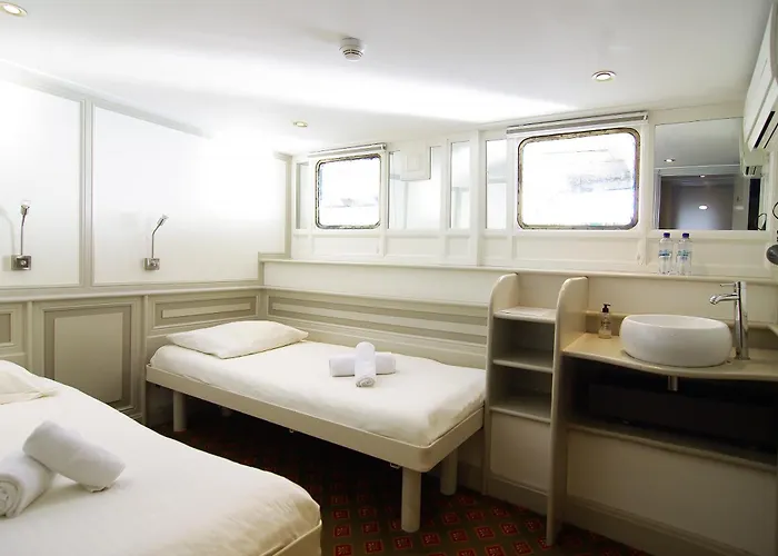 카피텐 안나 호텔 *